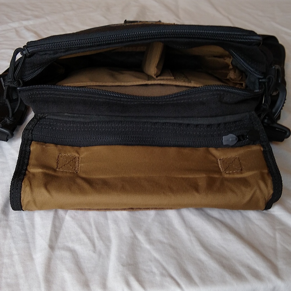 Hazard4 Kato Tablet/Netbook Mini-Messenger Bag, Black - Picture 4 of 14
